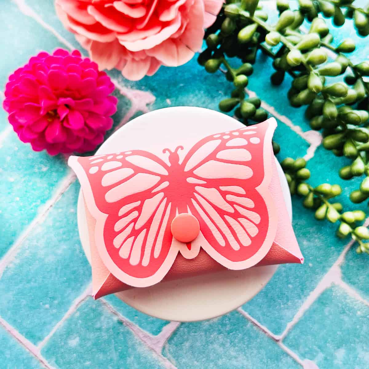 How to Make a Butterfly Faux Leather Card Wallet with a Cricut