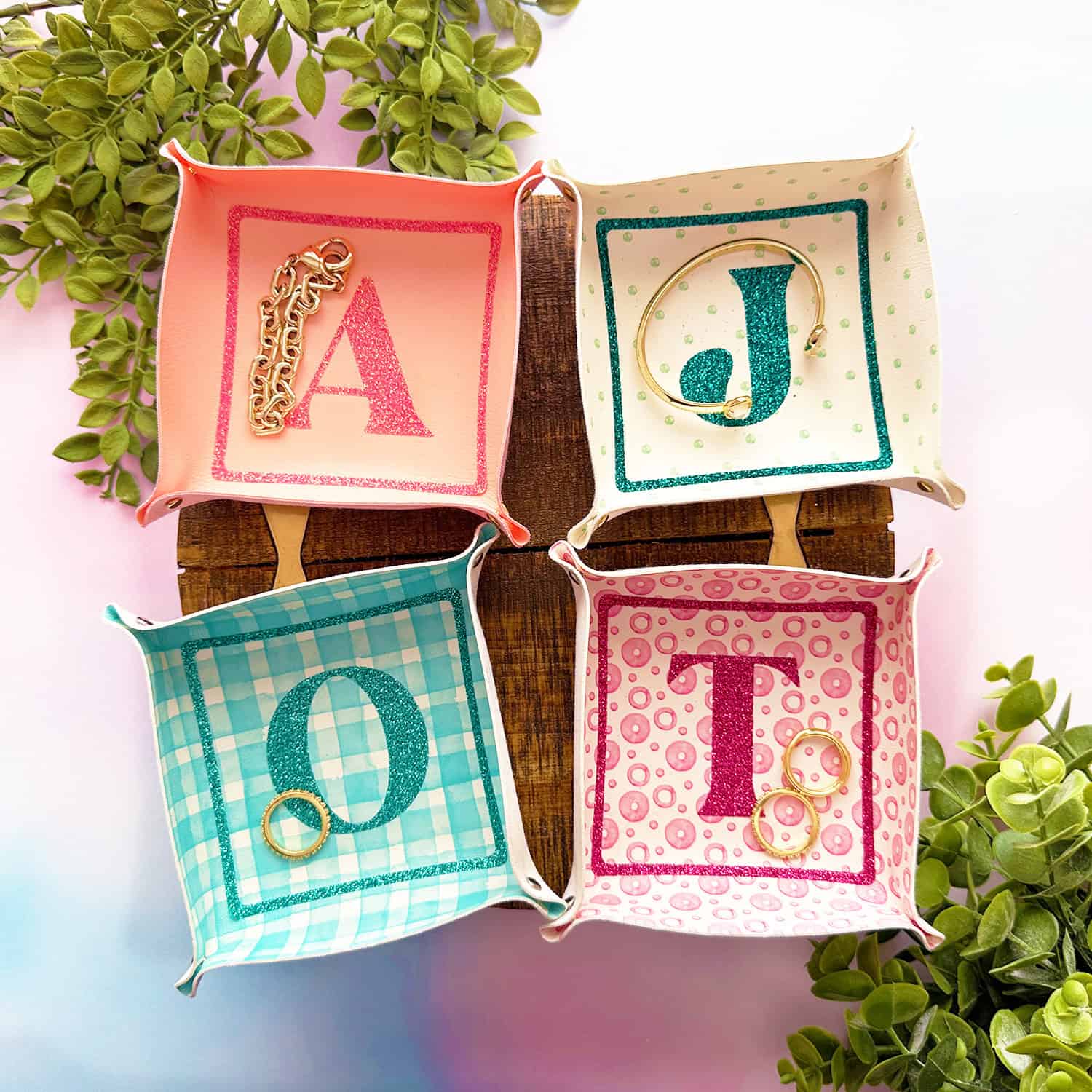 How to Make a Faux Leather Personalized Jewelry Tray with a Cricut