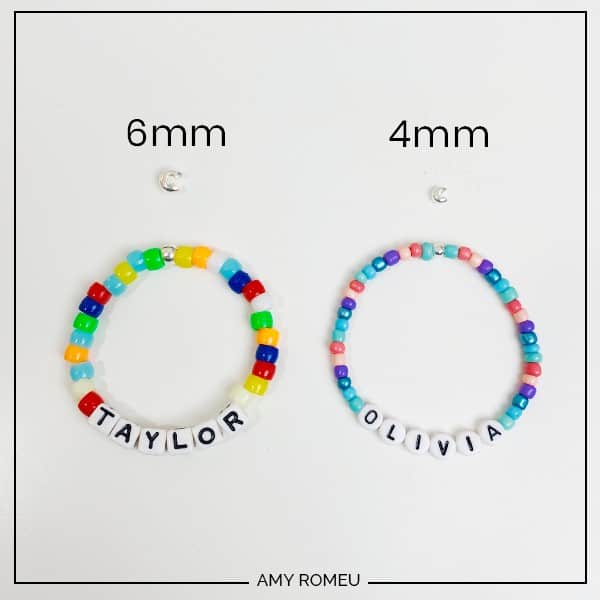 deux bracelets extensibles à perles de lettres